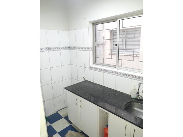 Cocina definida con ventana a patio interior de uso exclusivo del apartamento