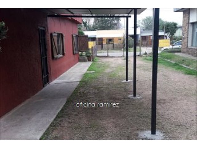 Entrada para vehículo y alero.